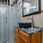 Cosy With Lofty Ceilings *