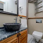 Cosy With Lofty Ceilings *