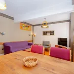 Cosy With Lofty Ceilings