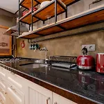 Cosy With Lofty Ceilings 公寓