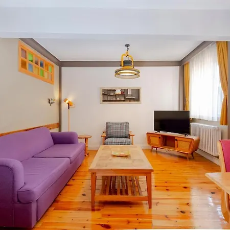 Cosy With Lofty Ceilings *