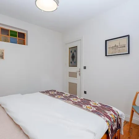 Cosy With Lofty Ceilings Apartment *