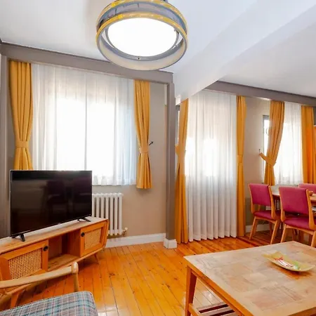 Cosy With Lofty Ceilings Apartment *