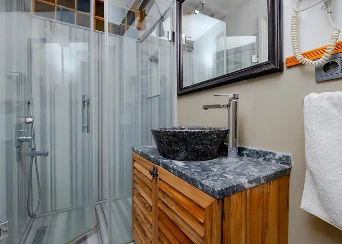 Cosy With Lofty Ceilings *