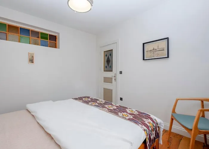 Cosy With Lofty Ceilings Apartment *