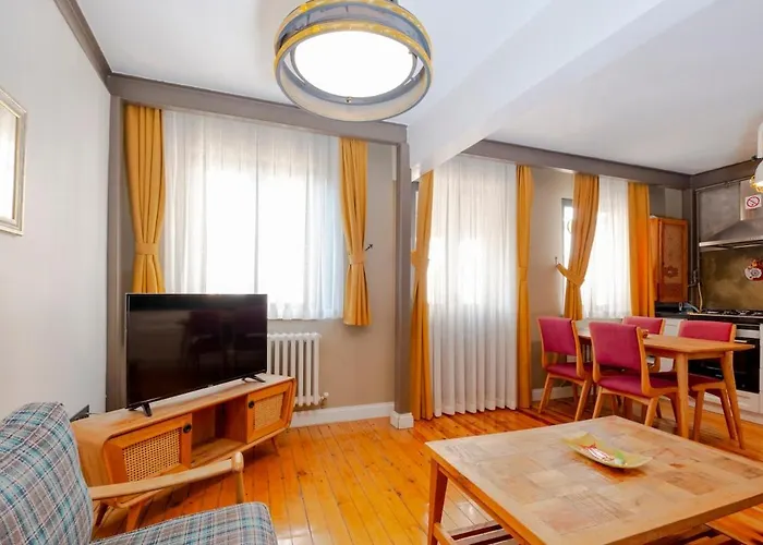 Cosy With Lofty Ceilings Apartment *